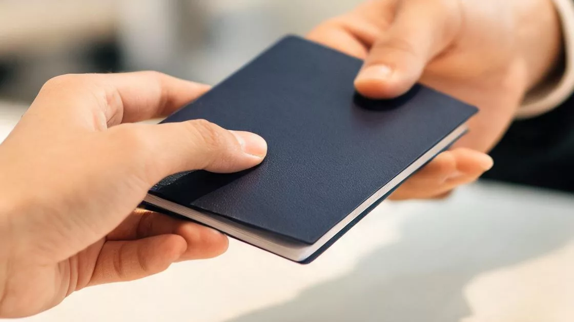 Nhận lại hộ chiếu có visa tại quầy tiếp nhận